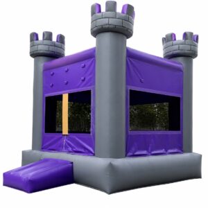 Castillo inflable de 4 × 4 metros en violeta y gris, con torres y rampa de acceso